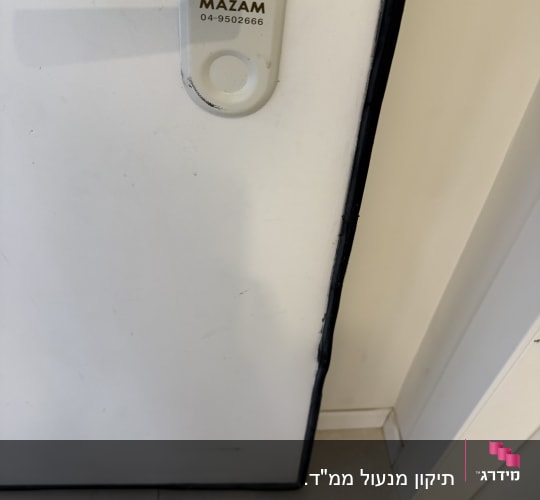 ידית דלת עם מנעול ומספר טלפון